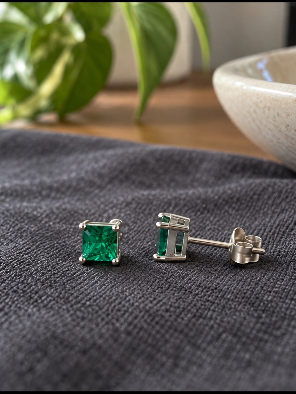 925 Sterling Silver 0.8CT Emerald Stud Earrings Simulated Princess Cut Green
